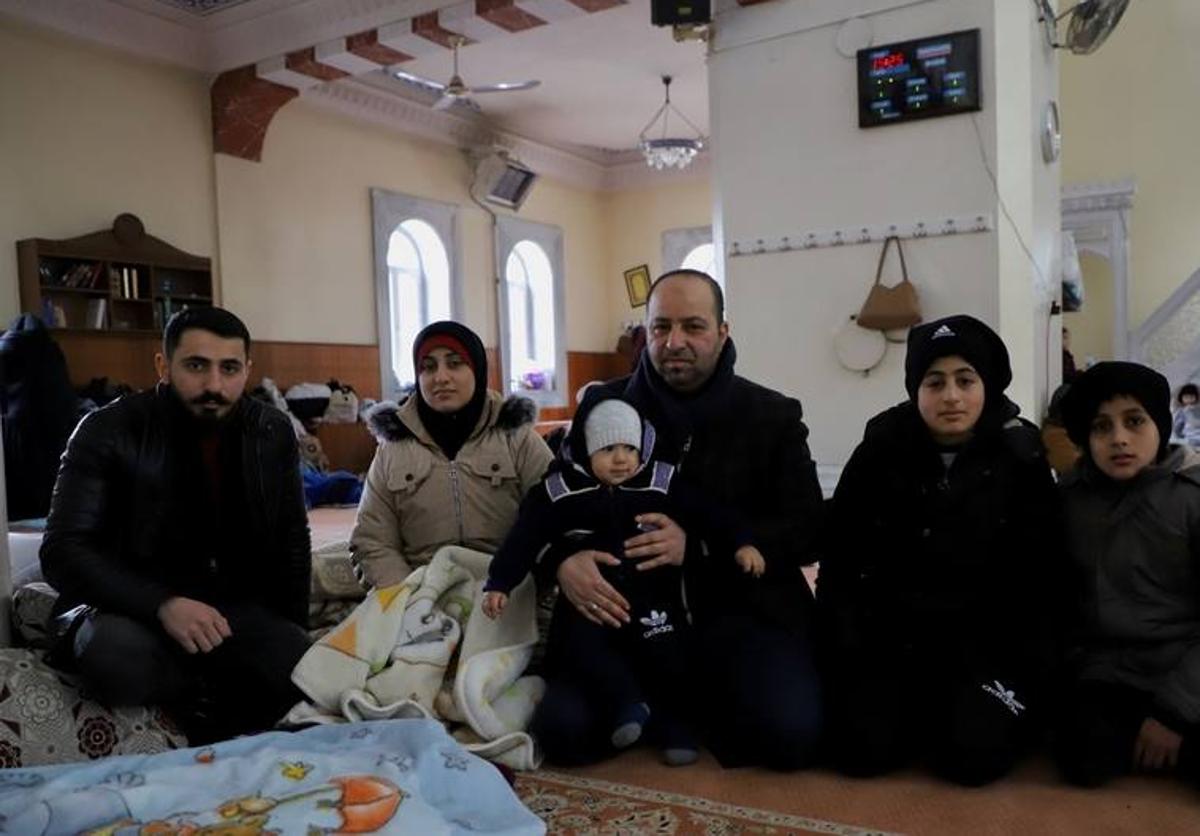 kurdo Walid Hamokan, que huyó de Siria hace diez años, se cobija en la mezquita de Ulucami con 13 miembros de su familia