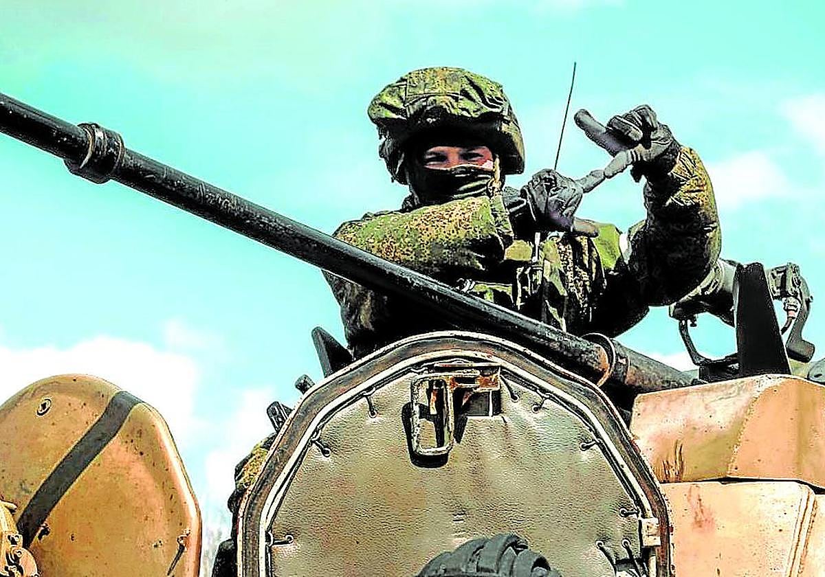 Un soldado ruso hace la señal de la 'z' desede un tanque