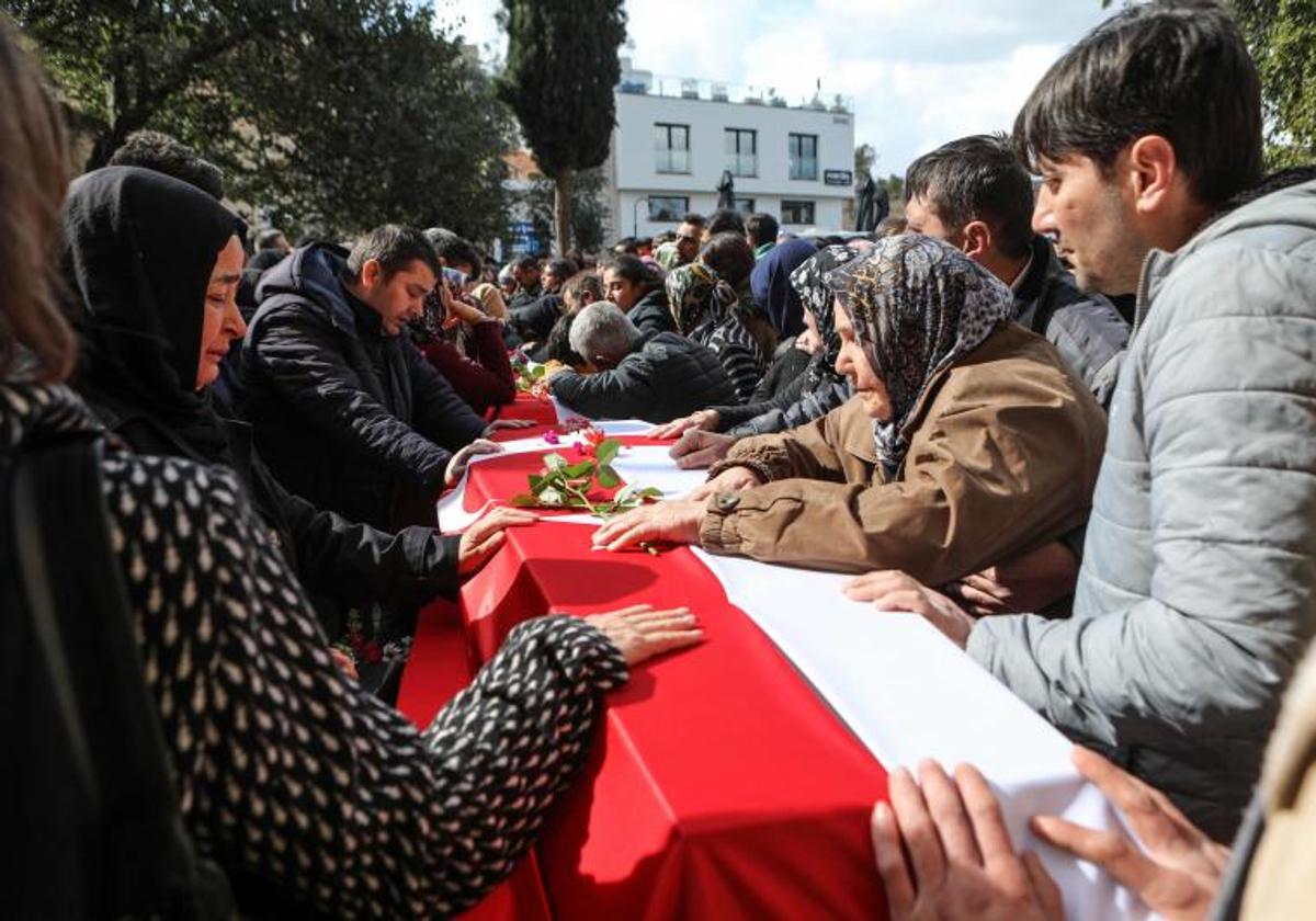 Familiares y amgos lloran sobre los ataúdes de los fallecidos en los terremotos