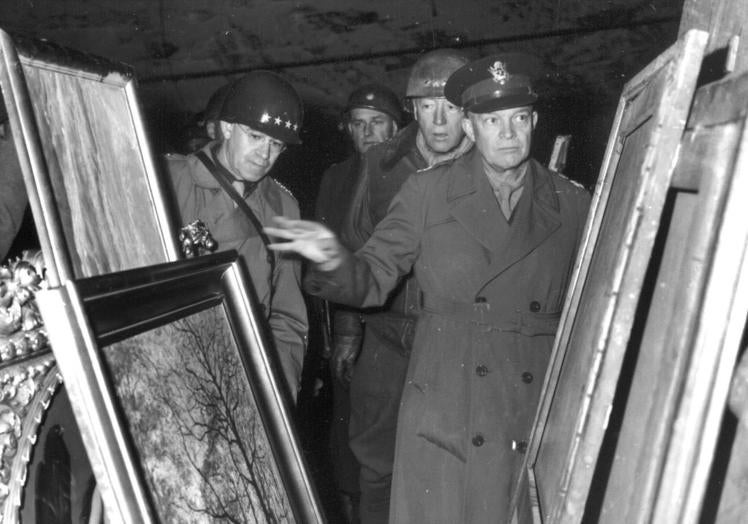 El general Eisenhower examina obras de arte incautadas a los nazis.