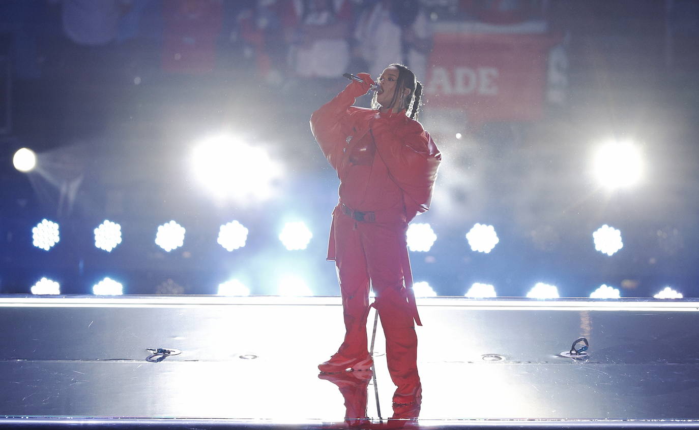 Rihanna, durante su espectacular actuación en el descanso de la Super Bowl que midió a los Philadelphia Eagles y los Kansas City Chiefs.