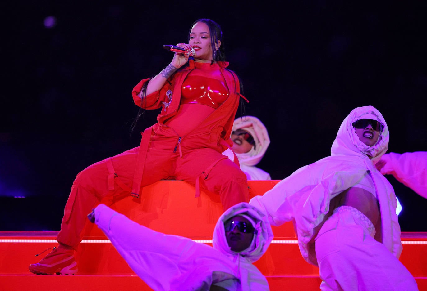 Rihanna, durante su espectacular actuación en el descanso de la Super Bowl que midió a los Philadelphia Eagles y los Kansas City Chiefs.