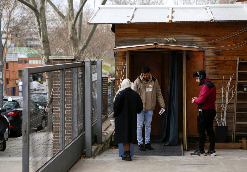 Una participante llega al exterior de las instalaciones de 'First Dates'.