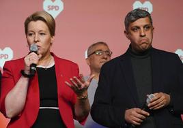 La actual alcaldesa de Berlín, Franziska Giffey, junto al presidente del Partido Socialdemócrata, Raed Saleh, durante los comicios legislativos en la capital alemana