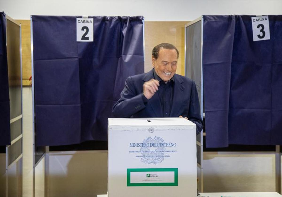 Silvio Berlusconi al depositar su voto este domingo en las elecciones regionales en Lombardía