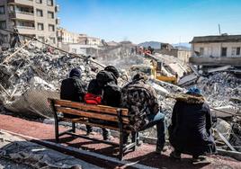 Vecinos observan la demolición de edificios destruidos en Nurdagi.