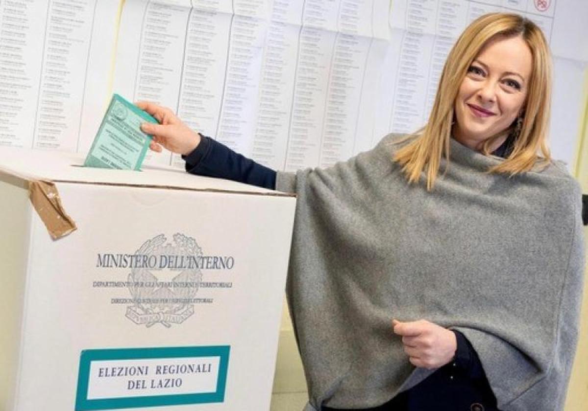 La primera ministra italiana, Giorgia Meloni, emitiendo su voto en un colegio electoral durante las elecciones regionales, en Roma