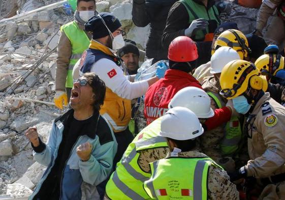 El hijo de Saadet Sendag, rescatada tras 177 horas, grita de emoción