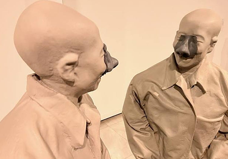 'Allo specchio' (1997) , juego de Muñoz sobre la risa y la máscara ante un espejo.