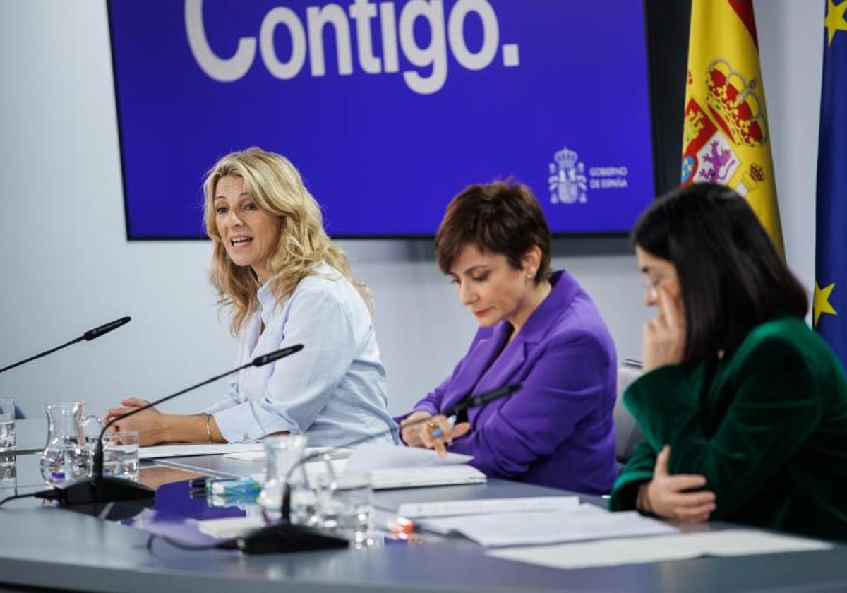 La vicepresidenta segunda y ministra de Trabajo y Economía Social, Yolanda Díaz, junto a la portavoz del Gobierno, Isabel Rodríguez y la ministra de Sanidad, Carolina Darias