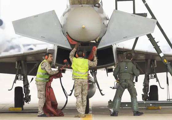 Varios operarios preparan el despegue de un avión Eurofighter en la base aérea de Morón de la Frontera, en Sevilla