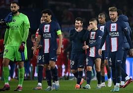 Los futbolistas del PSG, cabizbajos tras una nueva derrota europea