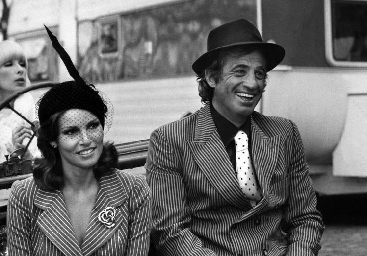 Raquel Welch junto al actor Jean-Paul Belmondo en 1977 durante el rodaje del filme 'Animal'.