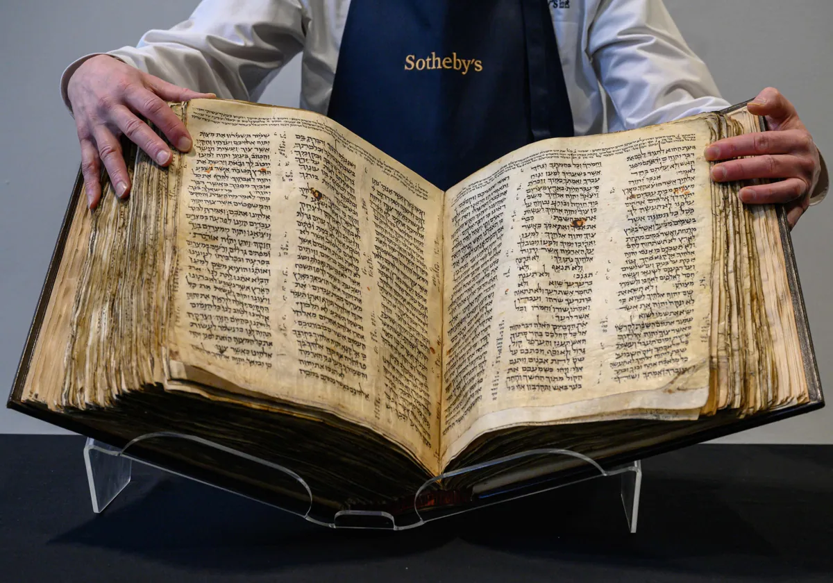 Subastan la Biblia más antigua del mundo