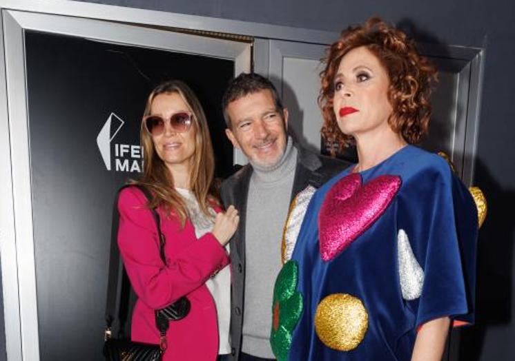 Antonio Banderas con su pareja, Nicole Kimpel, y Ágatha Ruis de la Prada.