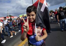 Un niño participa en una marcha de apoyo a Ortega.