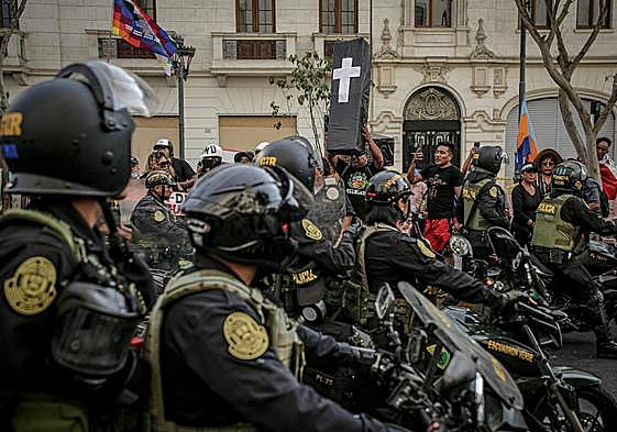 La Policía controla una marcha multitudinaria en Perú
