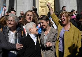 Irene Montero celebra, en medio de la euforia de los colectivos LGTBI, las leyes aprobadas este jueves por el Congreso. Tras la ministra, la exmilitante socialista Carla Antonelli.