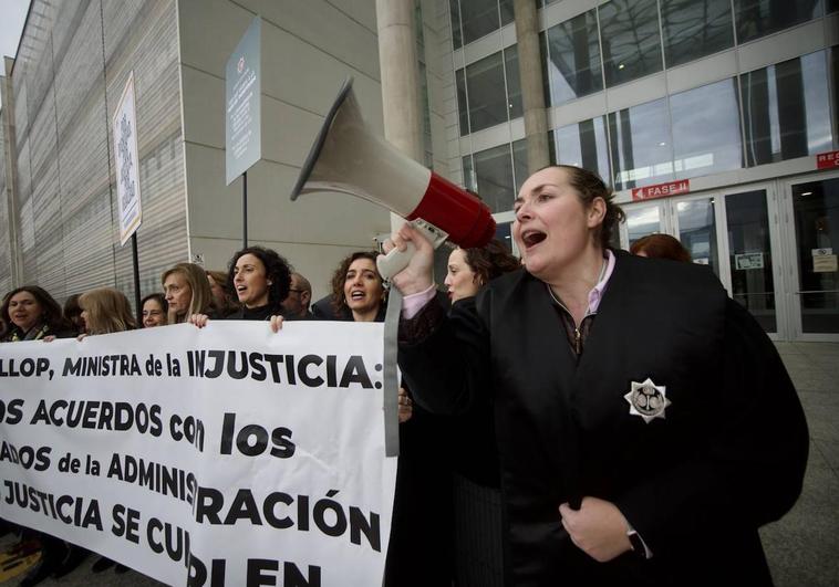 Los letrados judiciales siguen la huelga y Justicia les acusa de "elevar" sus exigencias salariales