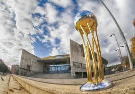 El trofeo de la Copa del Rey, ante el Palau Olímpic de Badalona