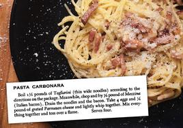 Plato de espagueti a la carbonara y receta publicada en el libro 'Vittles and Vice' de Patricia Bronté.