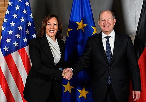 Kamala Harris y Olaf Scholz se estrechan las manos al comienzo de la Conferencia de Seguridad de Munich