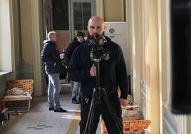 El periodista vasco Pablo González mientras cubría una información dos días antes de su arresto en Polonia