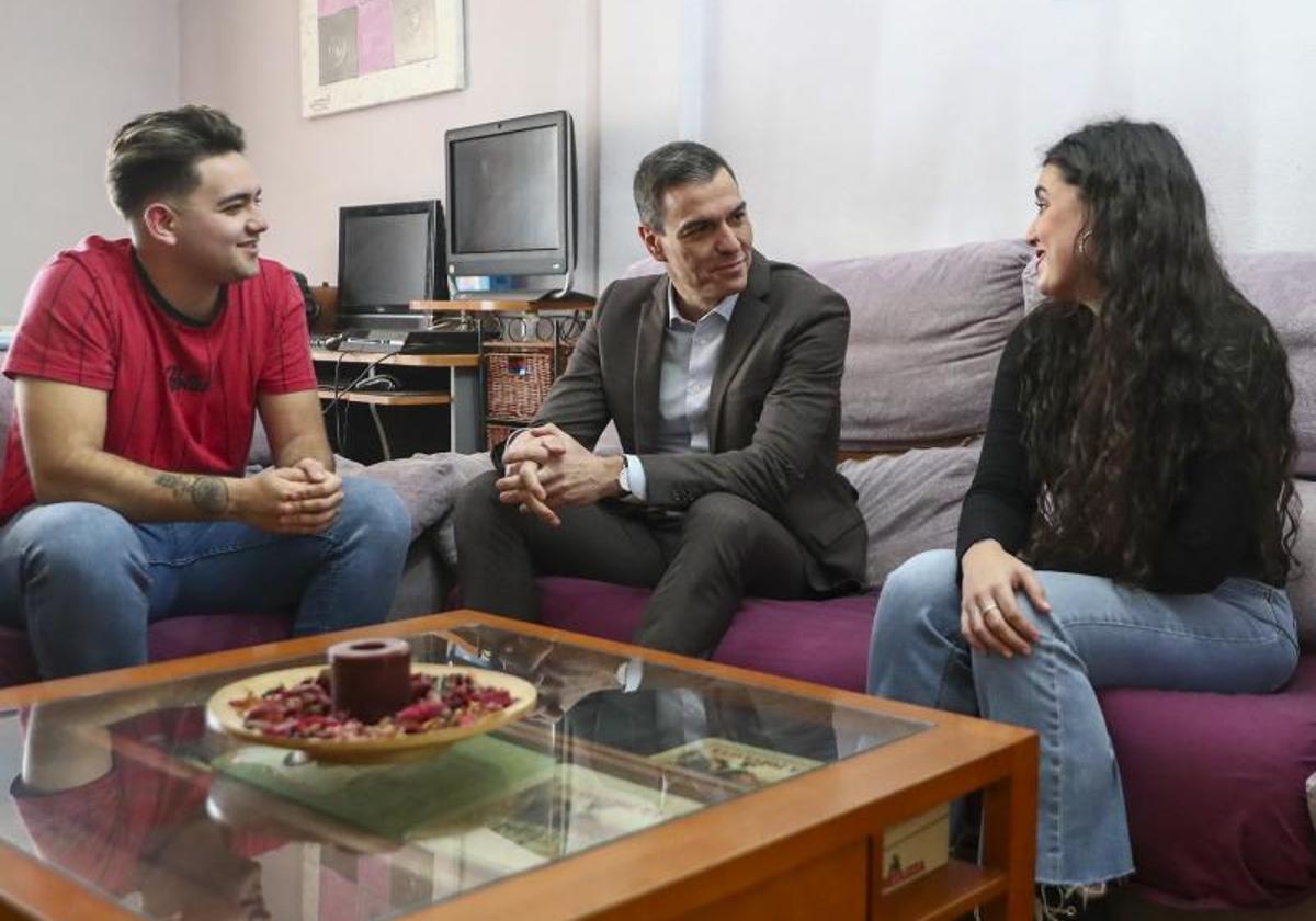 Pedro Sánchez mantuvo este lunes un encuentro con dos jóvenes perceptores del salario mínimo interprofesional (SMI).