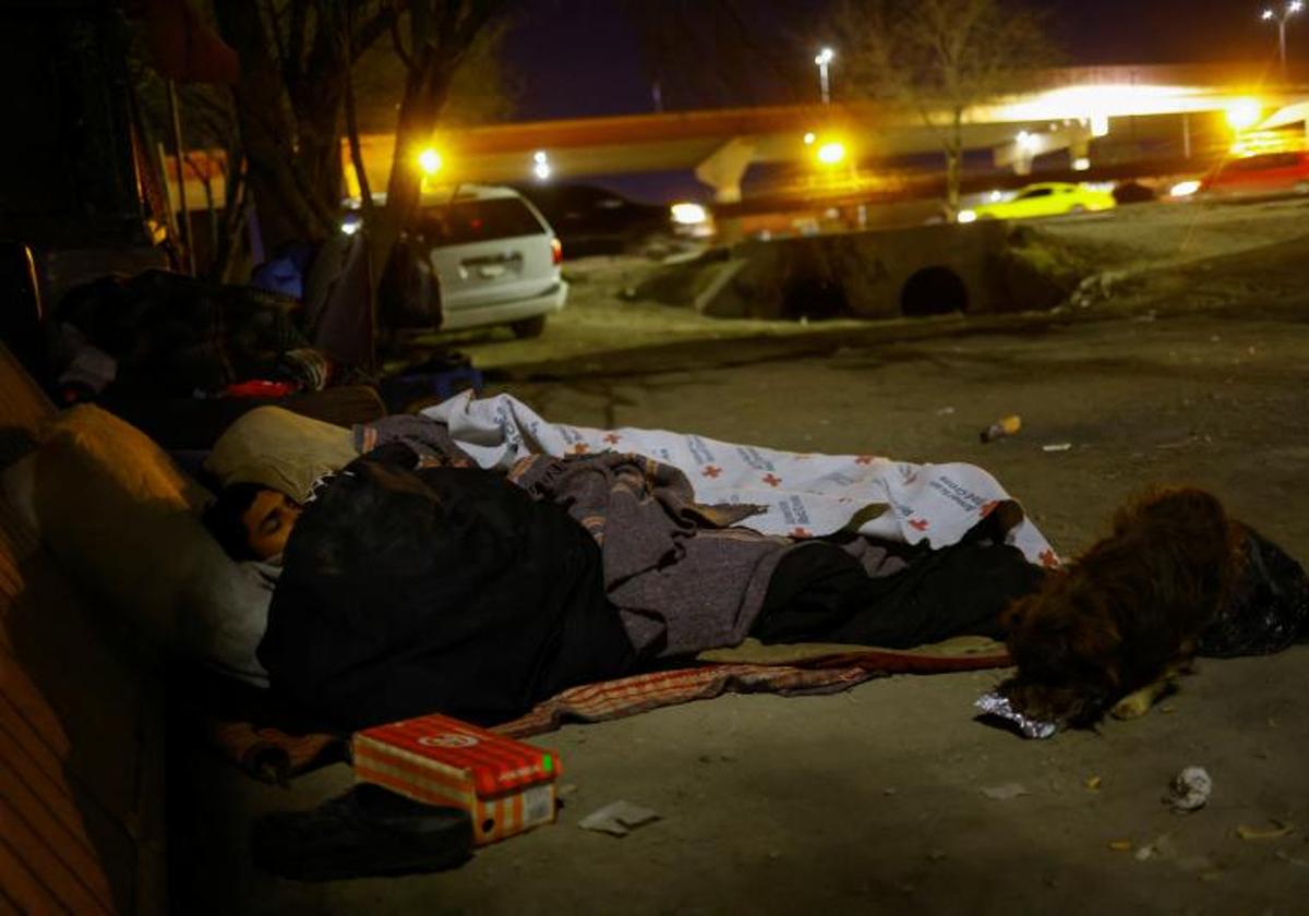 Un grupo de migrantes duerme en la calle cerca de la frontera en esperar de la oportunidad para cruzarla.