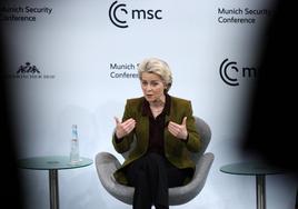 Ursula von der Leyen, durante una entrevista con medios de comunicación.