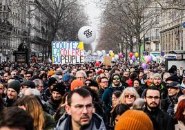 Imagen de una manifestación en contra de la reforma de las pensiones en París.