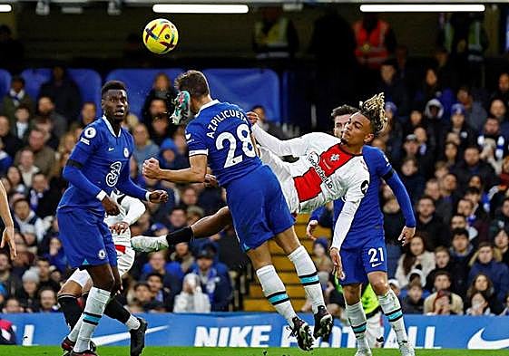 El defensa español César Azpilicueta dio un susto enorme este sábado al recibir una patada en la cabeza.