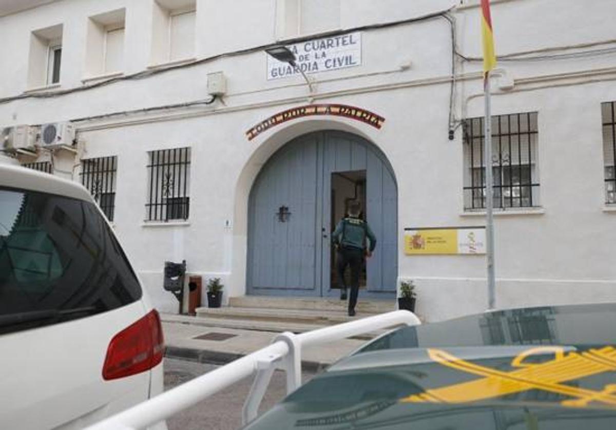 Un guardia civil entra en el cuartel de Vall d'Uixó (Castellón).