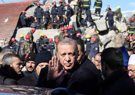 Recep Tayyip Erdogan, al visitar hace una semana las zonas devastadas por el seísmo