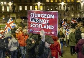 Partidarios unionistas celebran en Glasgow la dimisión de Nicola Sturgeon.