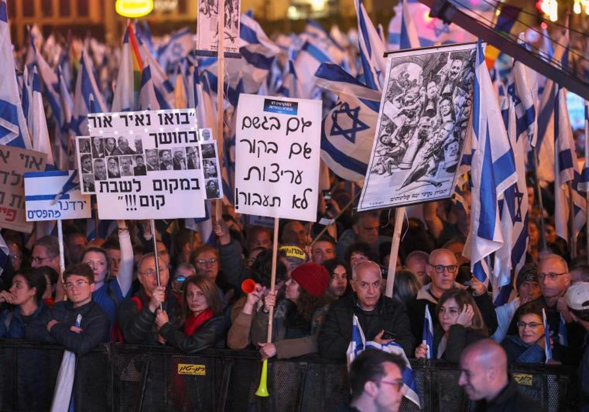 Manifestantes exhiben pancartas en Tel Aviv contra la coalición de ultraderecha de Netanyahu