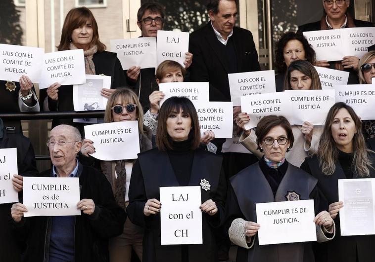 Una de las concentraciones de protesta de los letrados de Justicia que se han realizado esta semana en diferentes ciudades españolas coincidiendo con su paro.