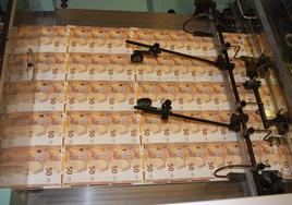 Una de las máquinas impresoras oficiales de billetes con una serie nominativa de 50 euros.