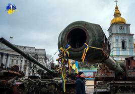 Fotografía tomada esta semana en la plaza Mykhailivs'ka, en el centro de Kiev, que muestra a un hombre observando un tanque ruso destruido.