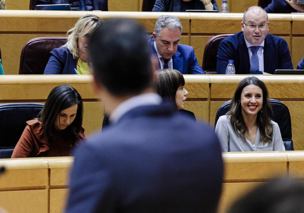 Pedro Sánchez comparece en el Senado con la presencia de Ione Belarra e Irene Montero.