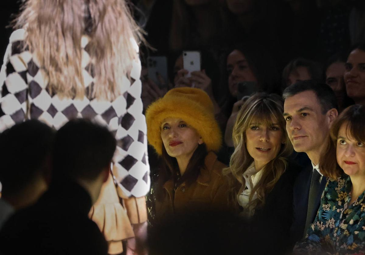 El presidente del Gobierno, Pedro Sánchez, conversa con su esposa el viernes en la Fashion Week Madrid.