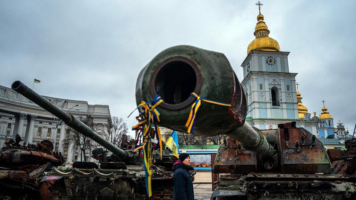 Fotografía tomada esta semana en la plaza Mykhailivs'ka, en el centro de Kiev, que muestra a un hombre observando un tanque ruso destruido.