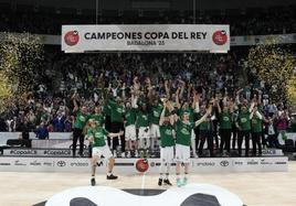 Jugadores y cuerpo técnico del Unicaja celebran el título de Copa.