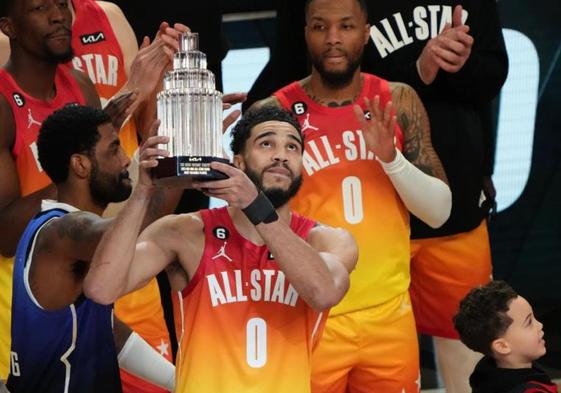 Jayson Tatum, con el trofeo Kobe Bryant tras ser nombrado MVP del All Star.