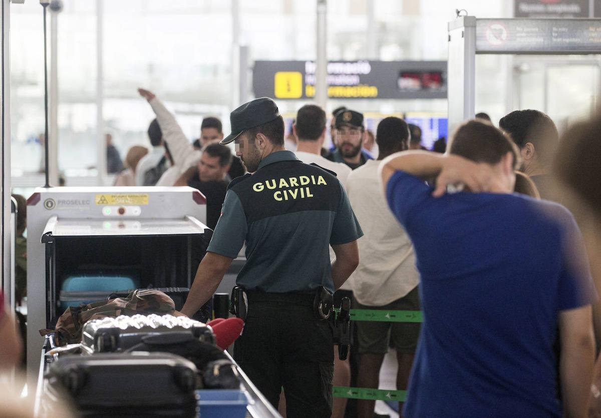 Desde 2024 se podrá viajar en avión sin sacar los líquidos y los ordenadores en el control