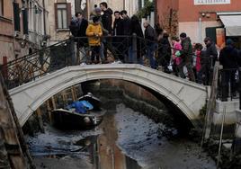 Imagen de uno de los canales durante la bajamar en Venecia.