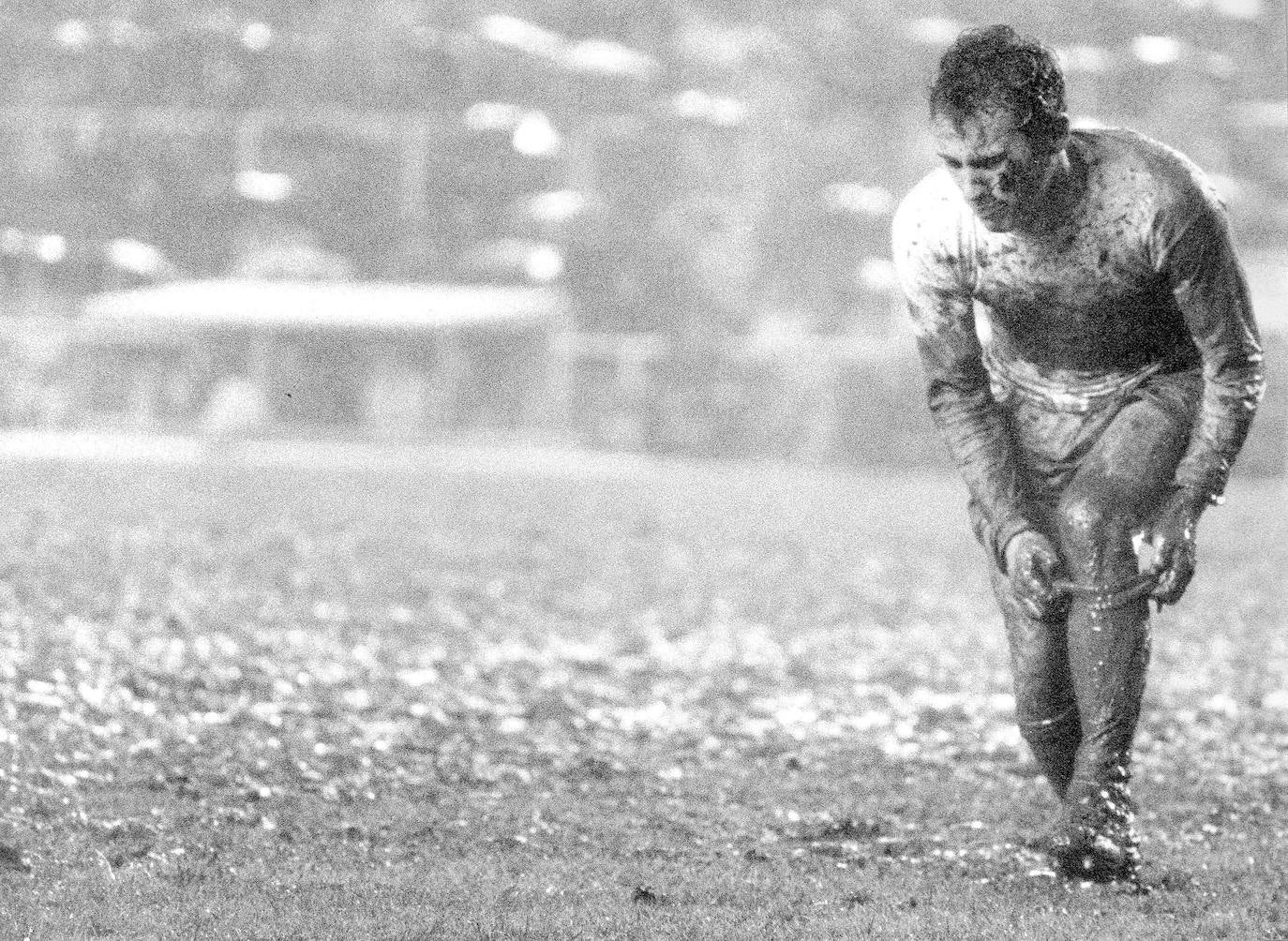 Amancio Amaro, con la camiseta y el pantalón manchados de barro, durante un partido en el Santiago Bernabéu.