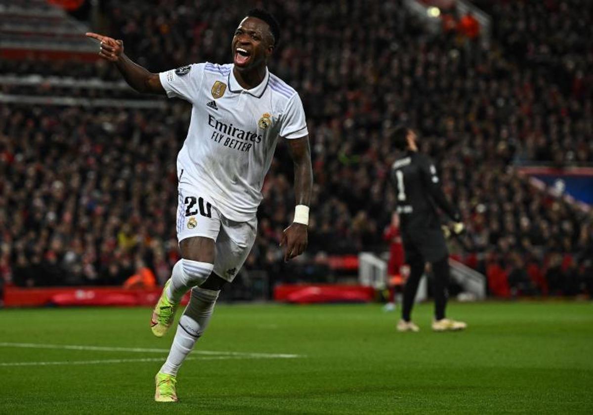 Vinicius celebra el segundo de sus goles al Liverpool.