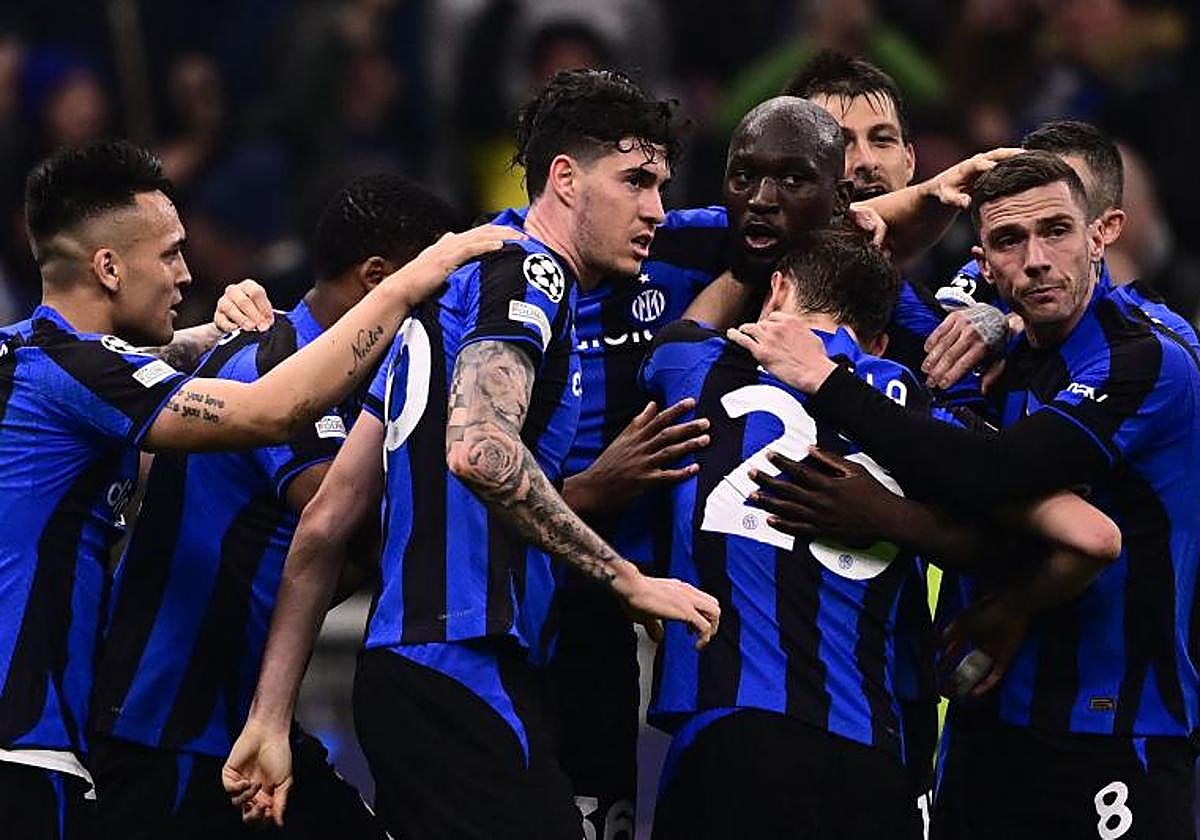 Los jugadores del Inter celebran con Lukaku (c) el gol de la victoria ante el Oporto.