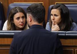 Irene Montero e Ione Belarra dialogan con Gabriel Rufián en la sesión de control de este miércoles en el Congreso.